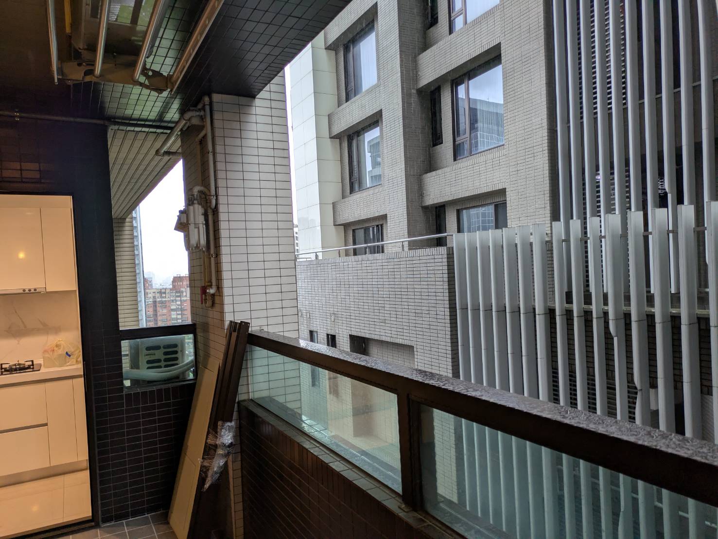 新莊中央路13樓開景陽台窗
