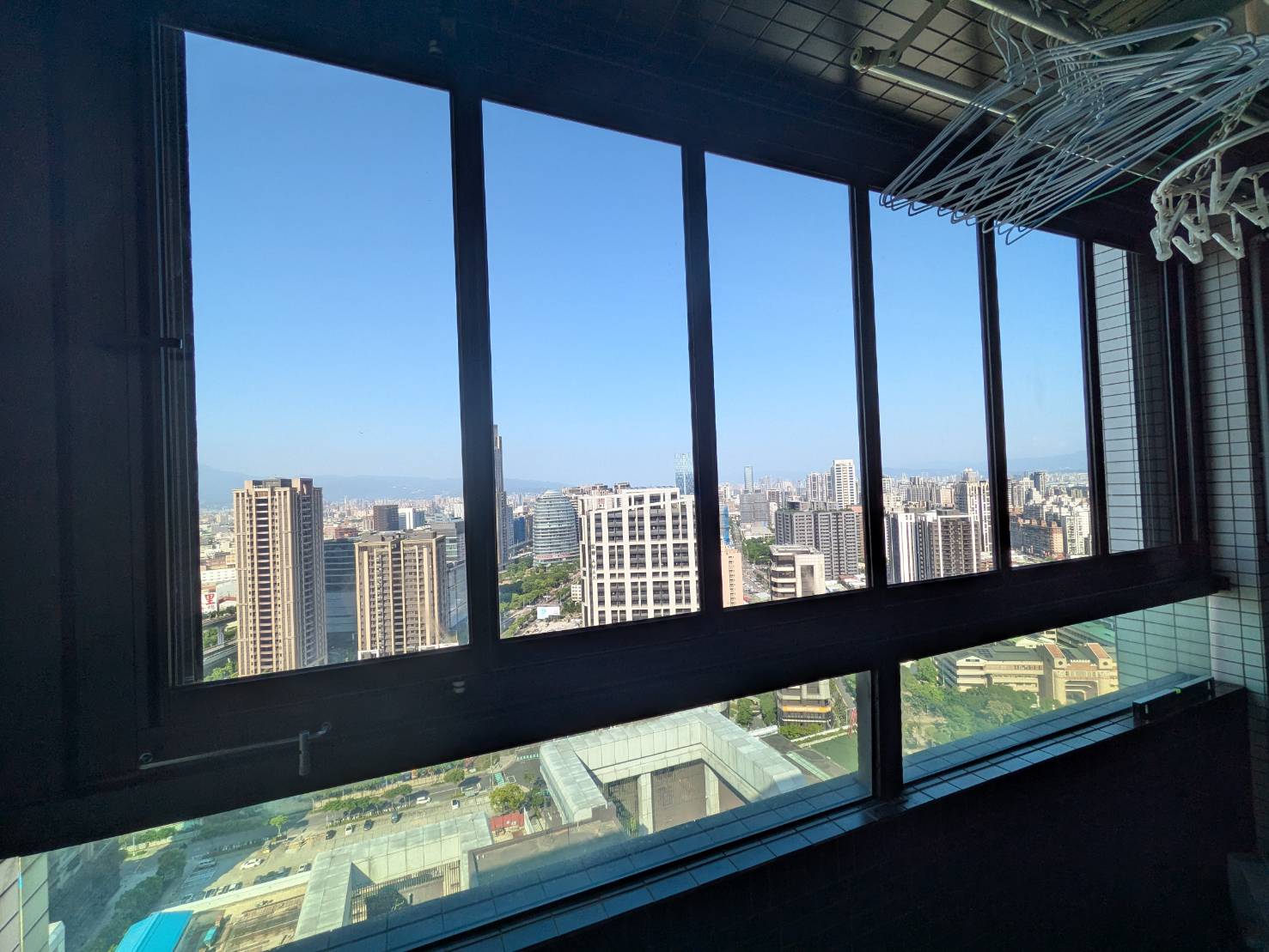 新莊中央路27樓開景陽台窗