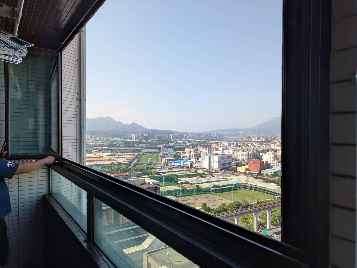 新莊中央路27樓開景陽台窗