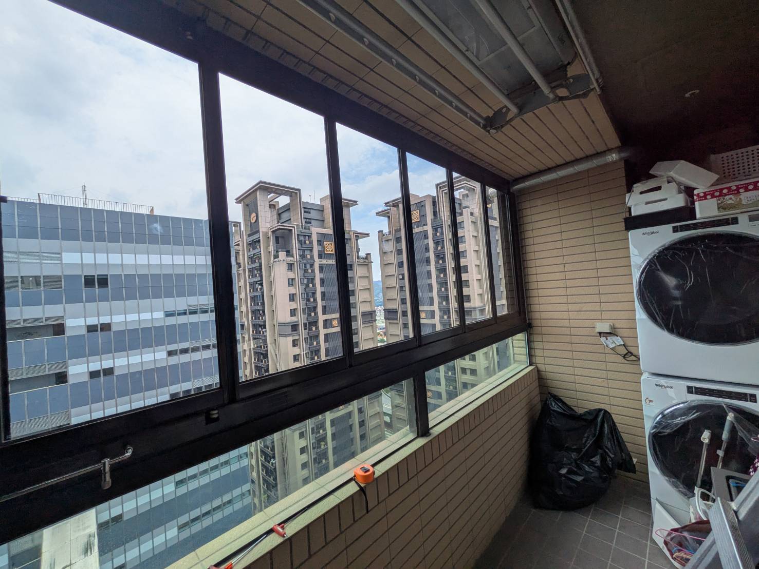 新莊中央路24樓開景陽台窗