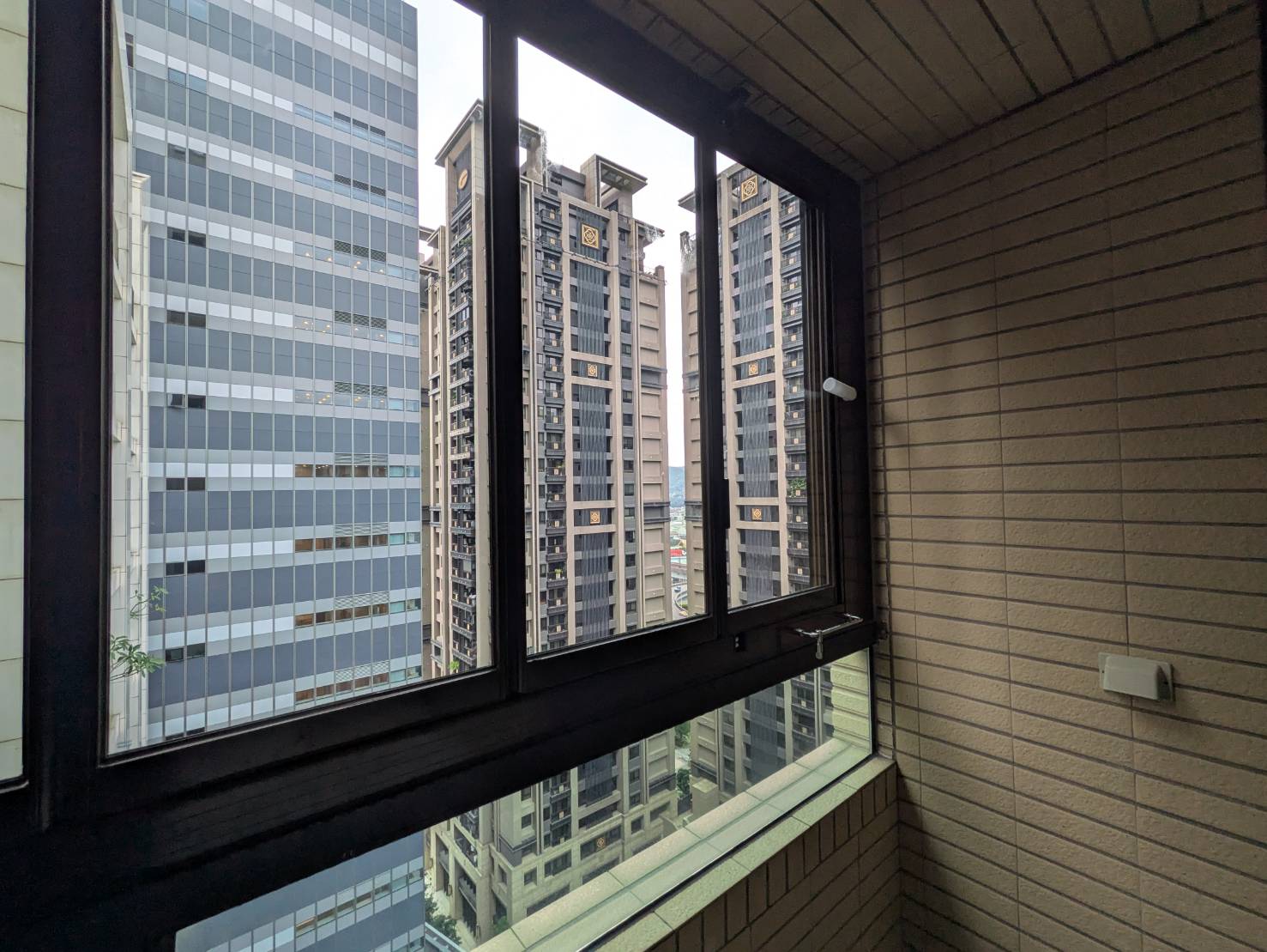新莊中央路17樓開景陽台窗
