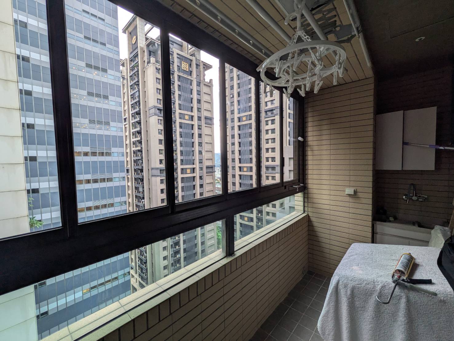 新莊中央路17樓開景陽台窗