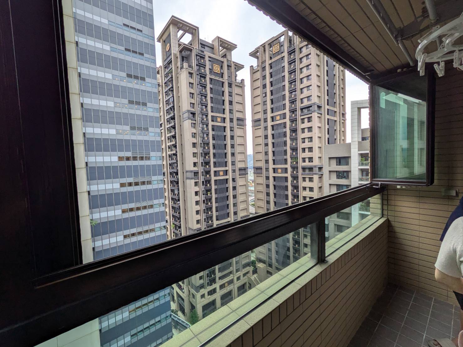 新莊中央路17樓開景陽台窗