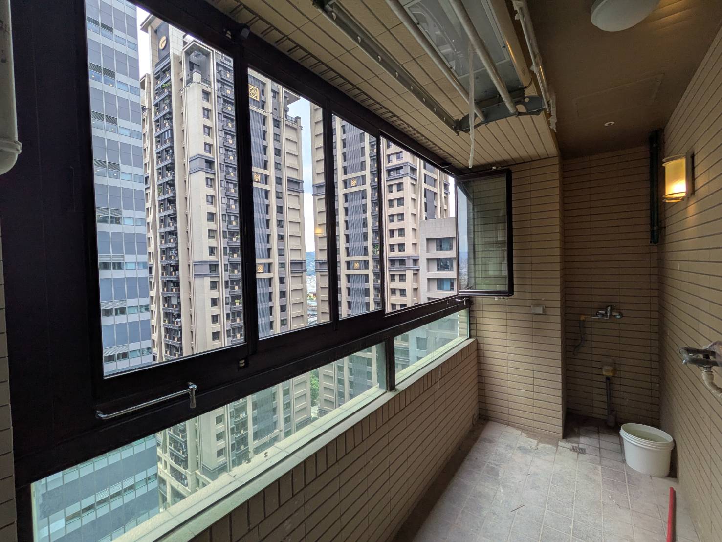 新莊中央路16樓開景陽台窗