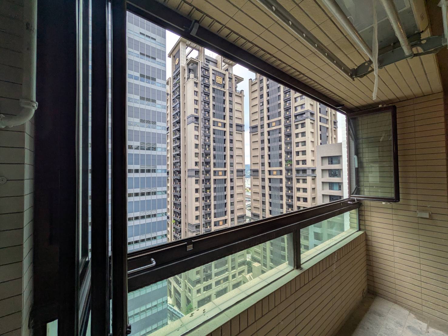 新莊中央路16樓開景陽台窗