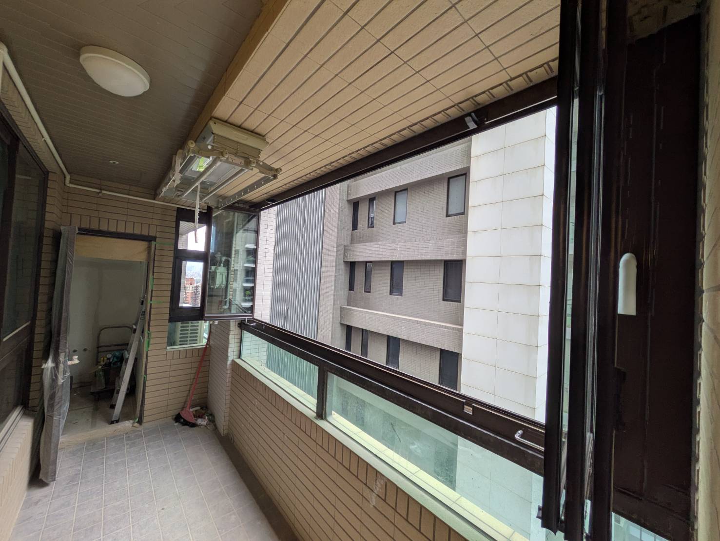 新莊中央路16樓開景陽台窗