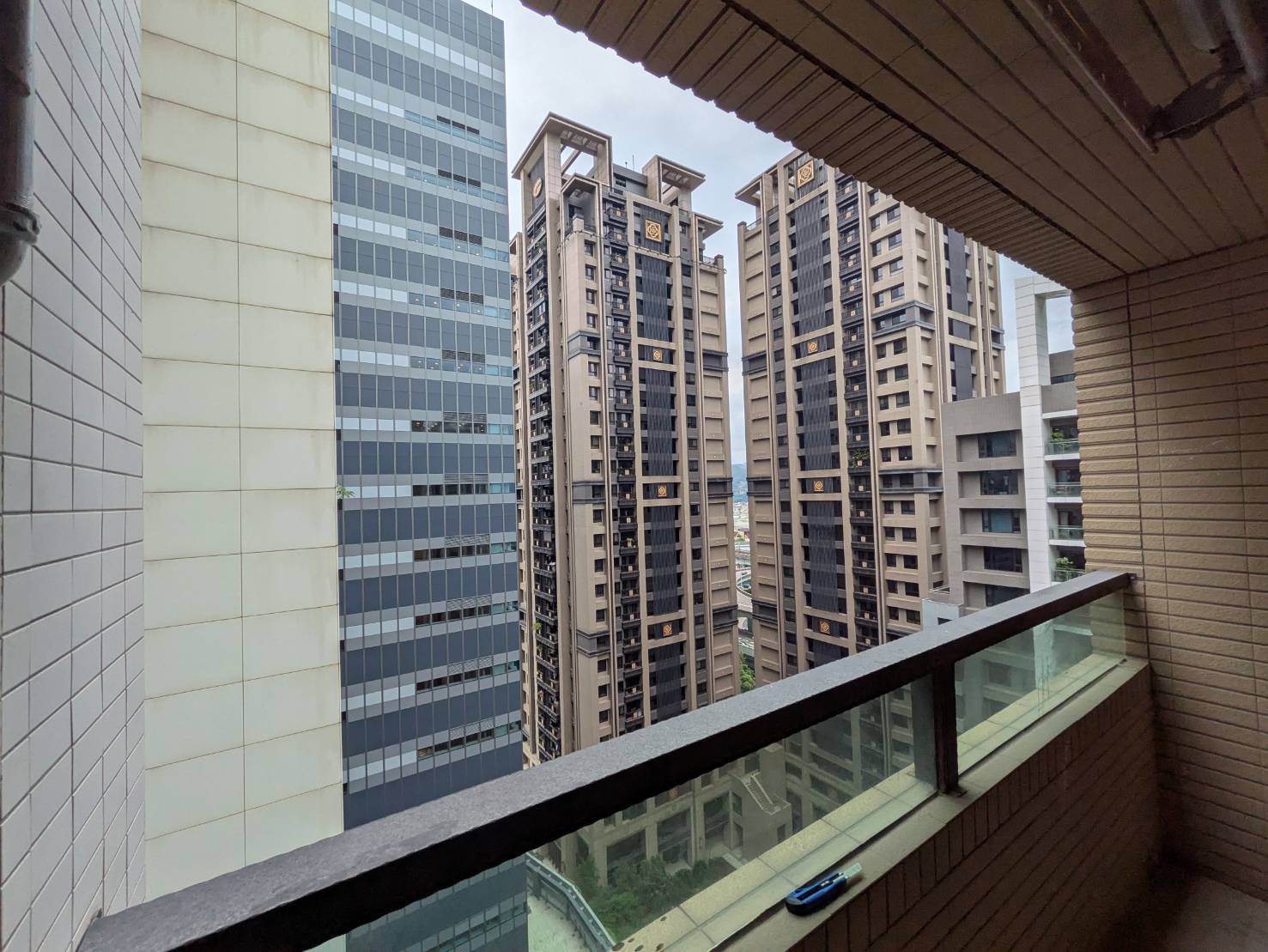 新莊中央路16樓開景陽台窗