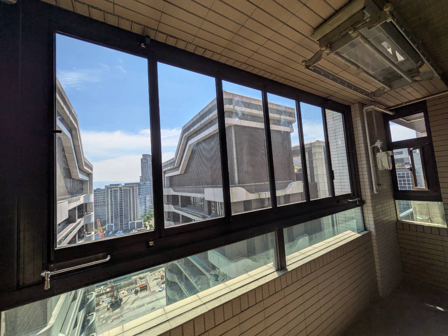 新莊中央路19樓開景陽台窗