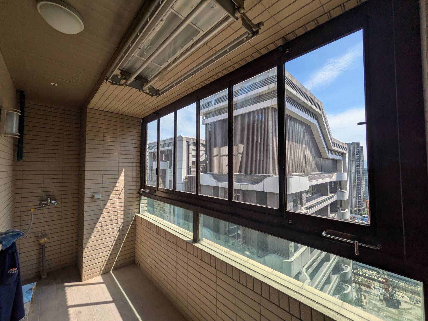 新莊中央路19樓開景陽台窗