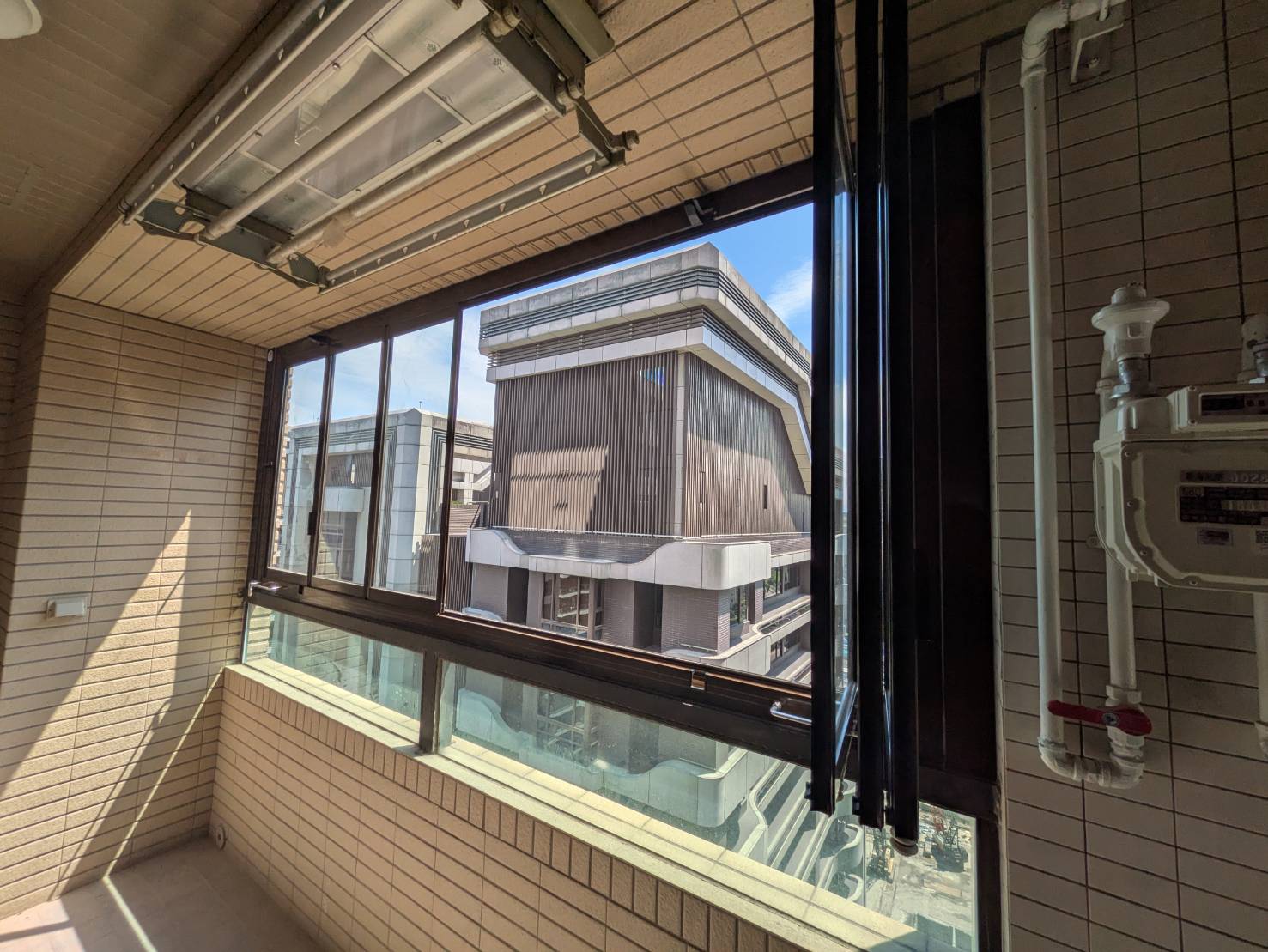 新莊中央路19樓開景陽台窗