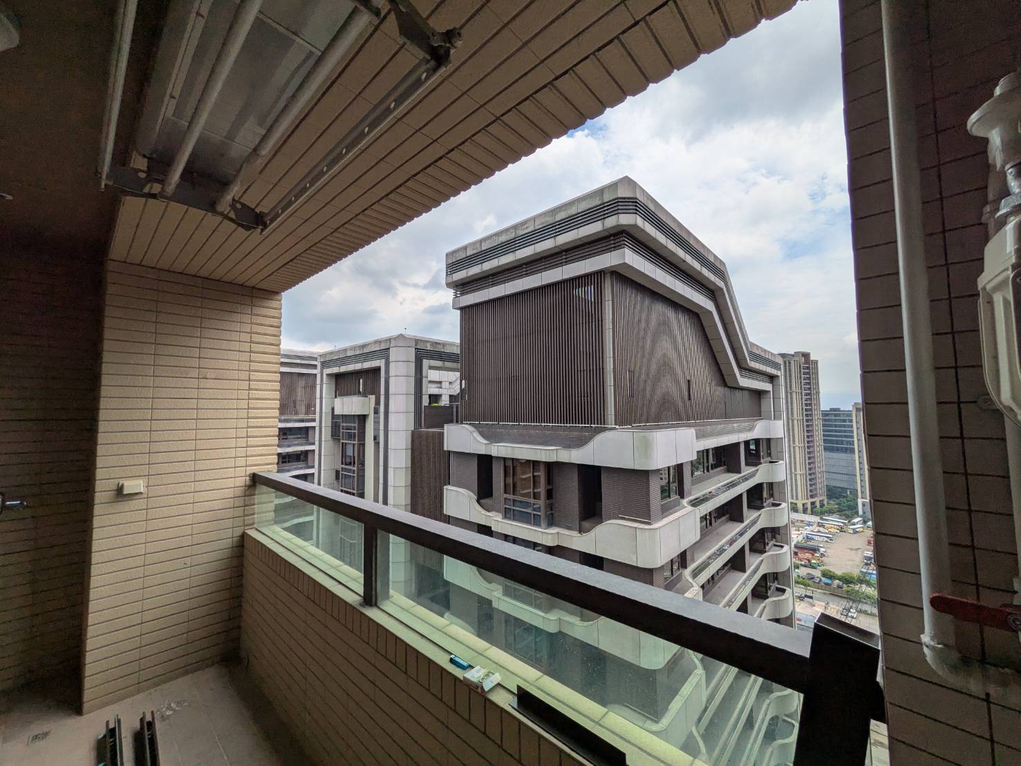 新莊中央路19樓開景陽台窗