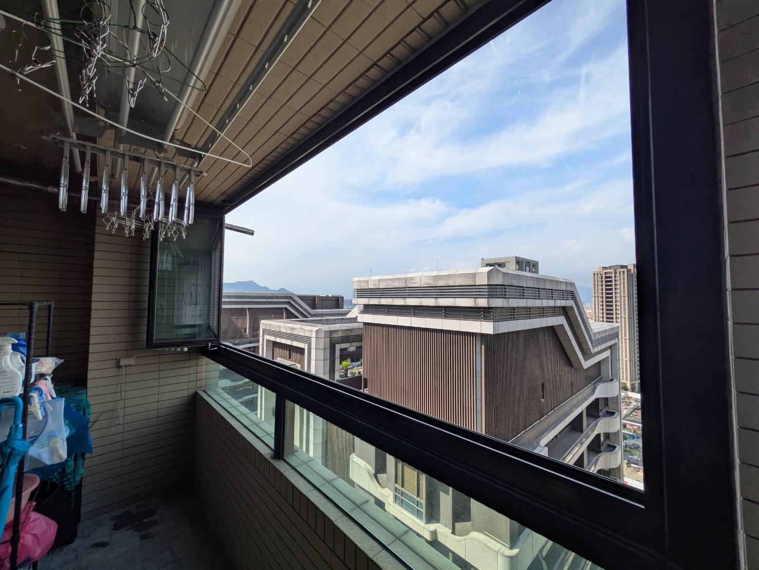 新莊中央路21樓開景陽台窗