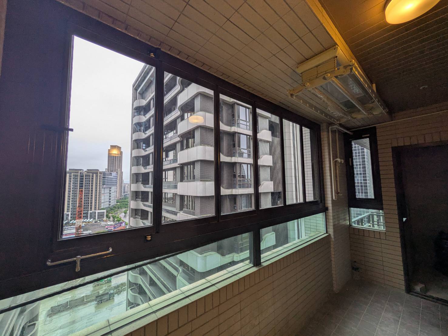 新莊中央路14樓開景陽台窗