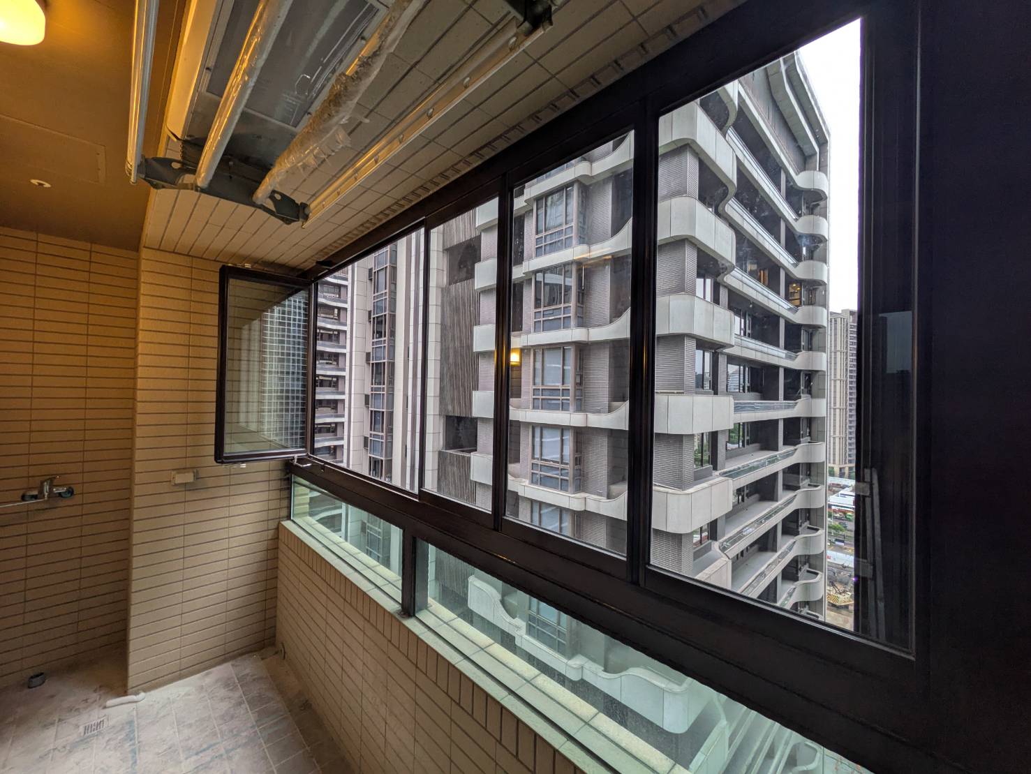 新莊中央路14樓開景陽台窗