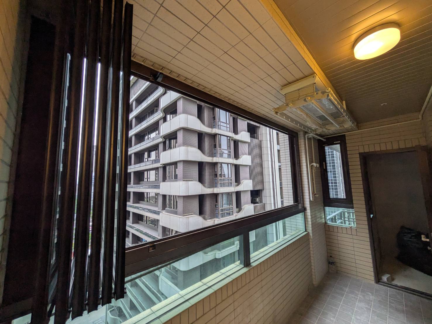 新莊中央路14樓開景陽台窗