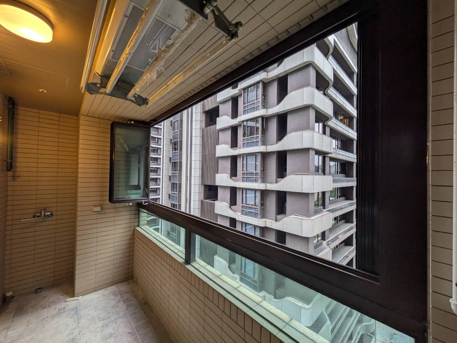 新莊中央路14樓開景陽台窗