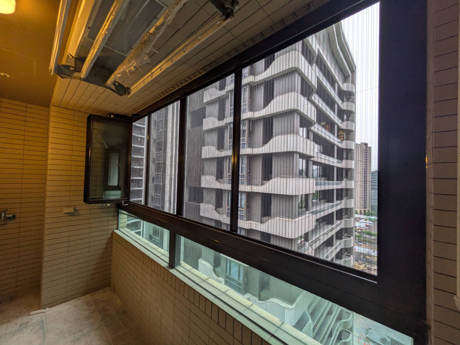 新莊中央路14樓開景陽台窗