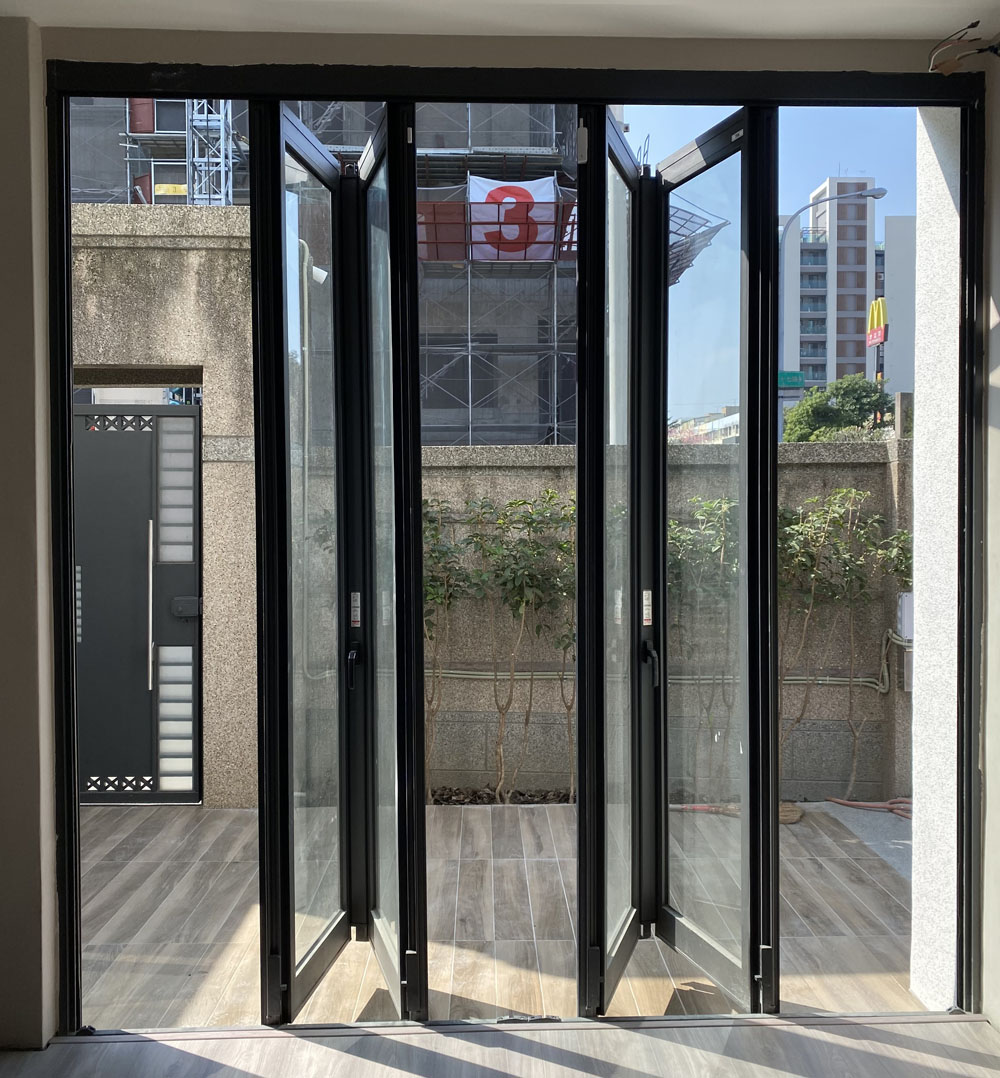 軍功路4片折疊門