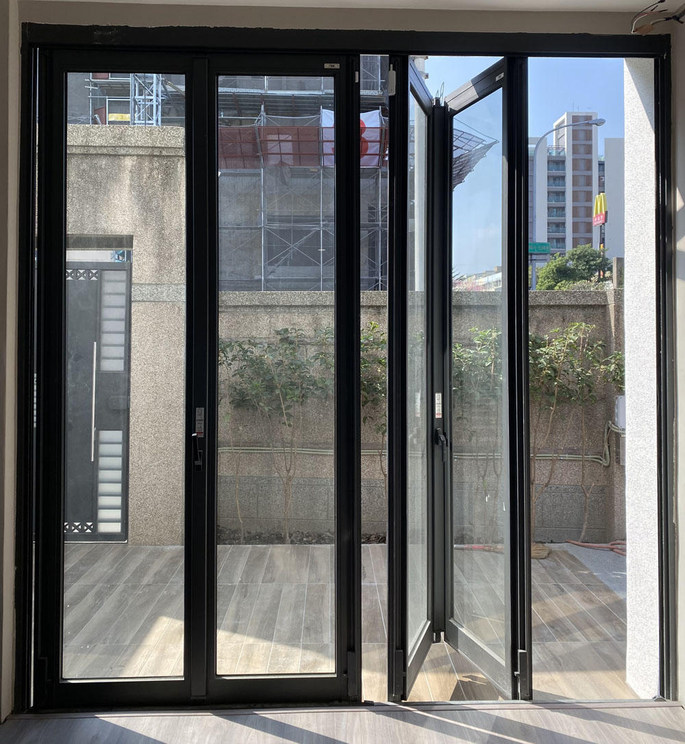 軍功路4片折疊門