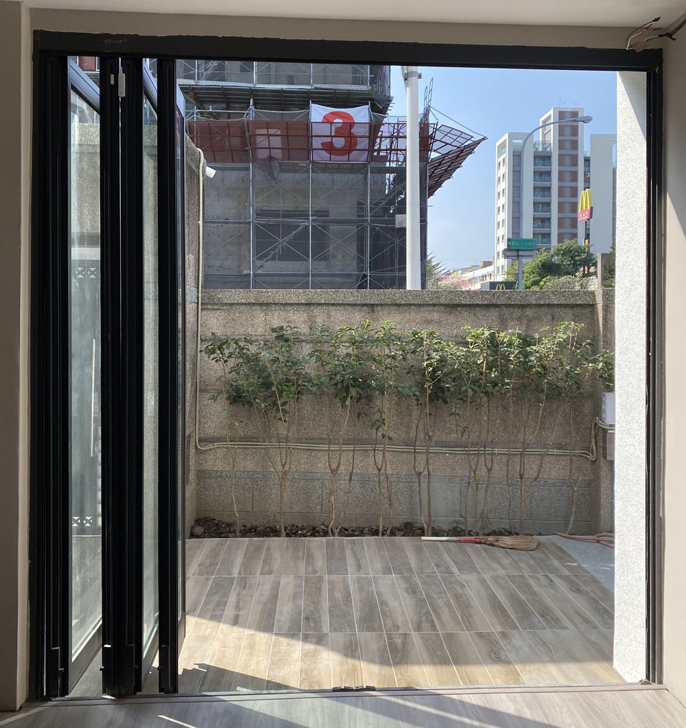 軍功路4片折疊門