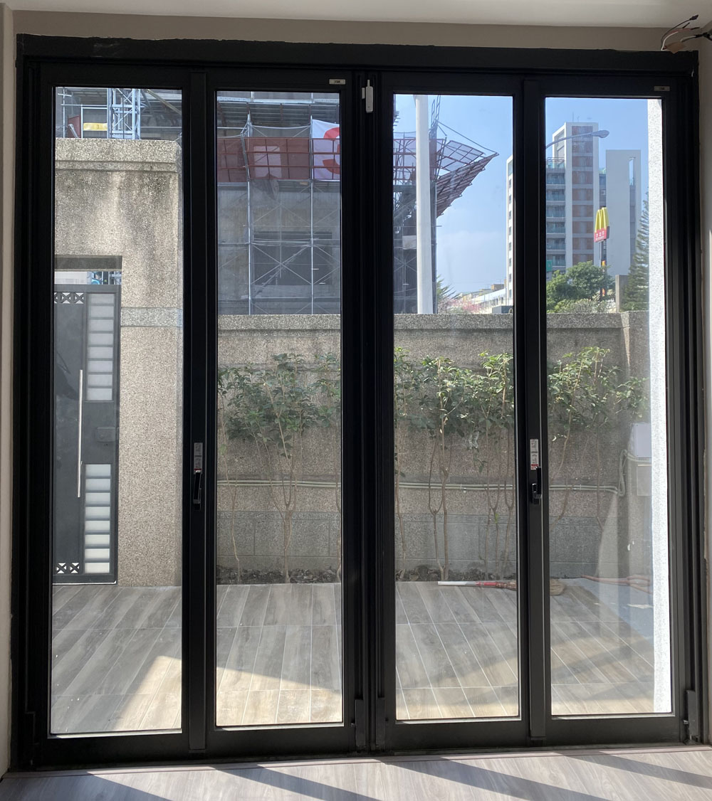 軍功路4片折疊門