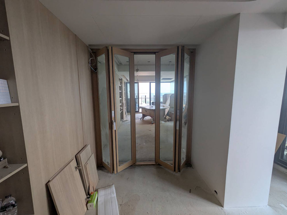 新竹美麗華社區4片折疊門木紋色