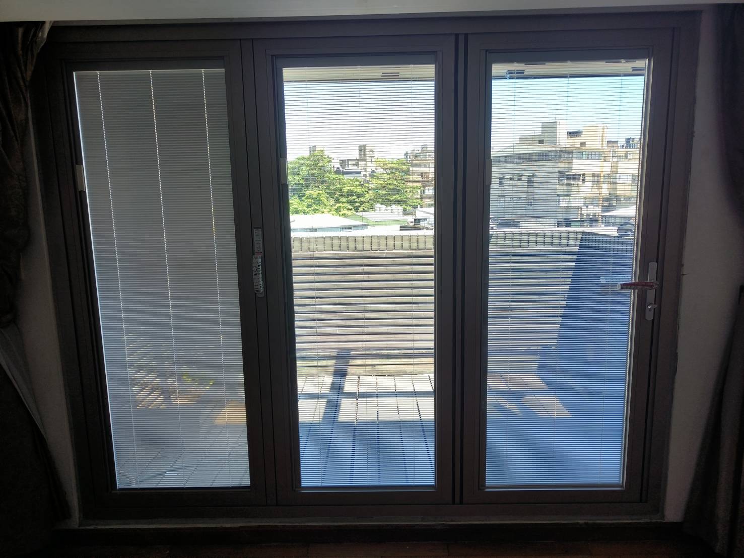 台北市瑞安街折疊門加內藏百葉