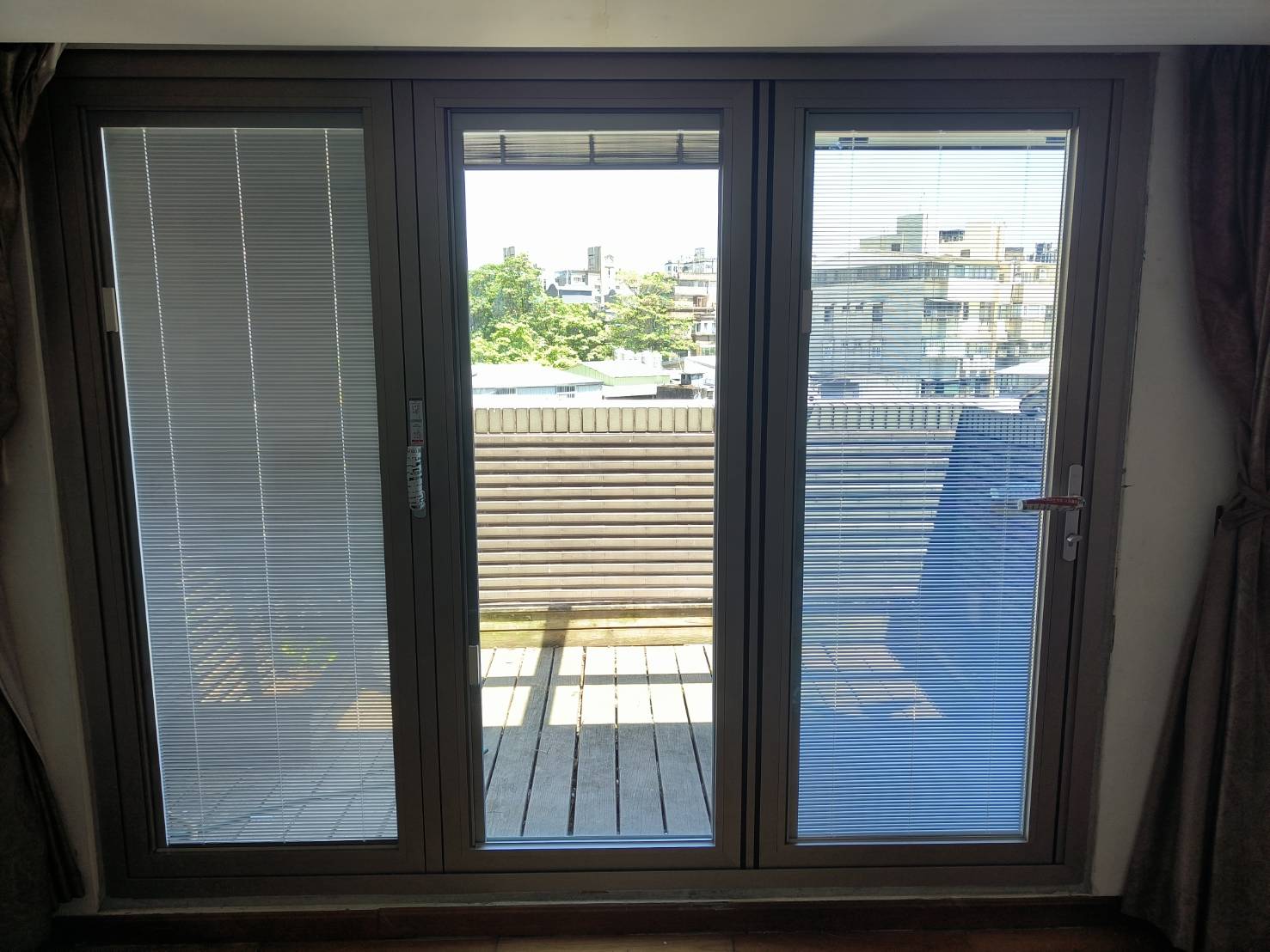 台北市瑞安街折疊門加內藏百葉