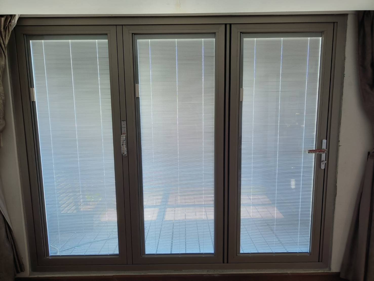 台北市瑞安街折疊門加內藏百葉