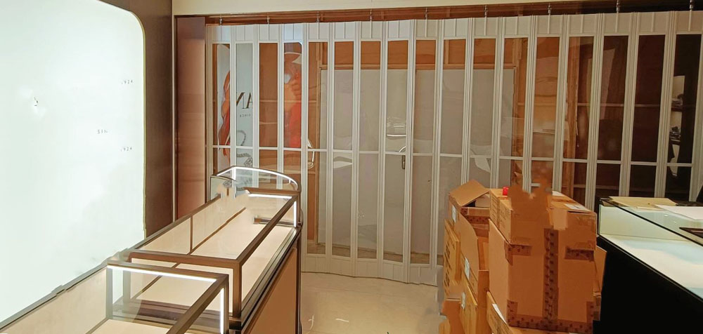 桃園機場 水晶折疊門