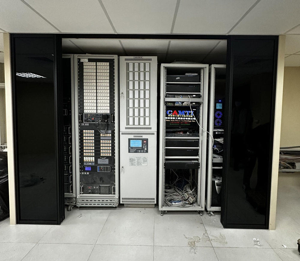 新莊宏匯6片對開橫拉