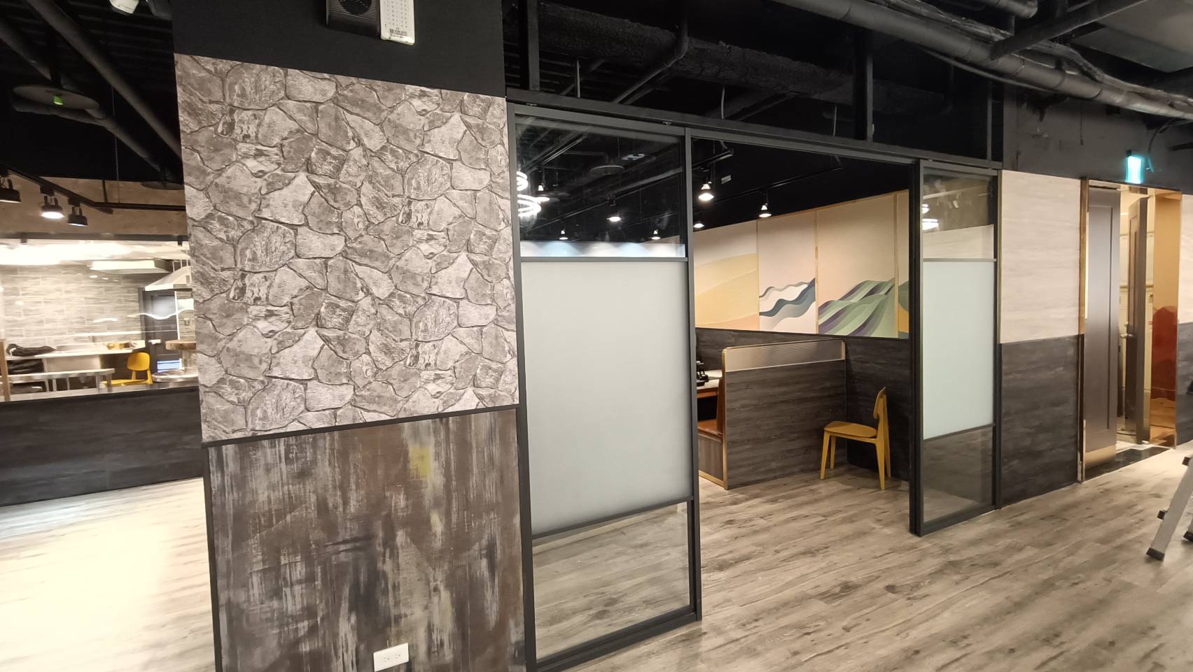 台北市成都路4片橫拉門