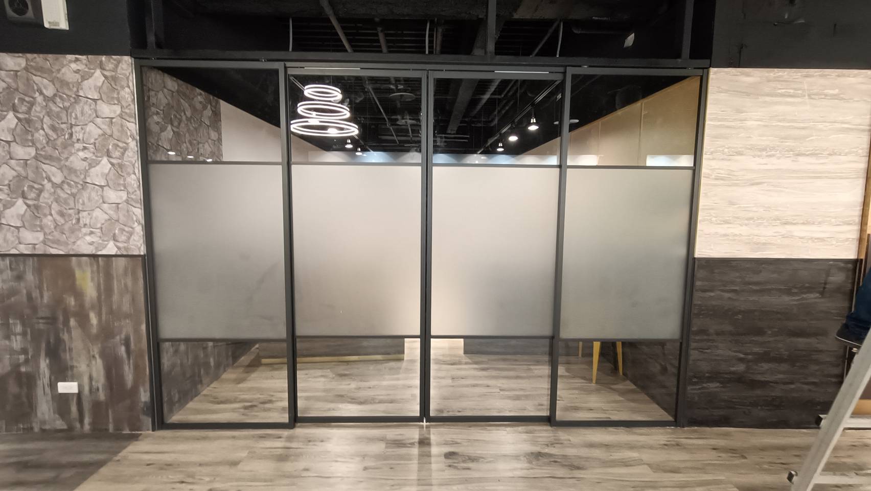 台北市成都路4片橫拉門