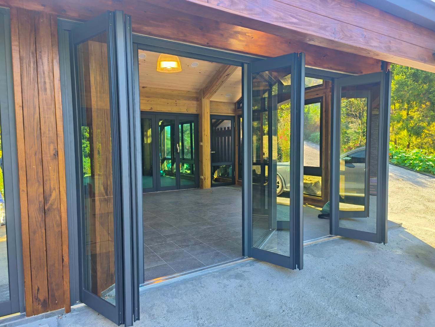 日系摺疊門｜防夾手專利設計