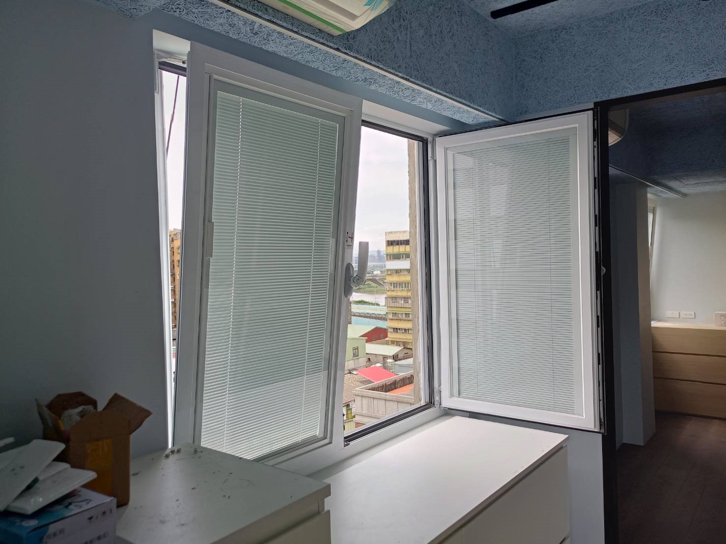 內倒內開窗｜多功能五金設計