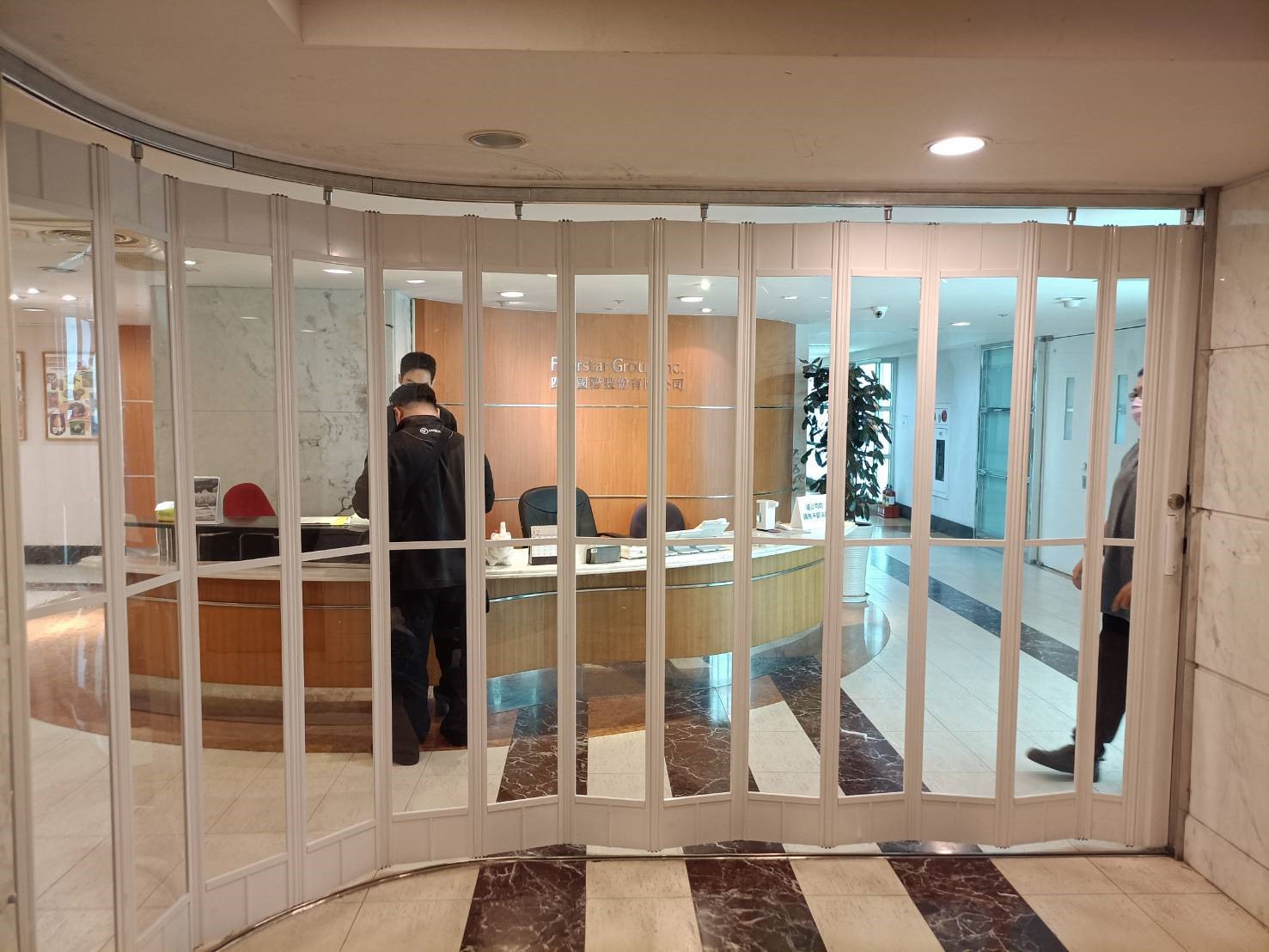 水晶摺疊門｜通透曲線隔間